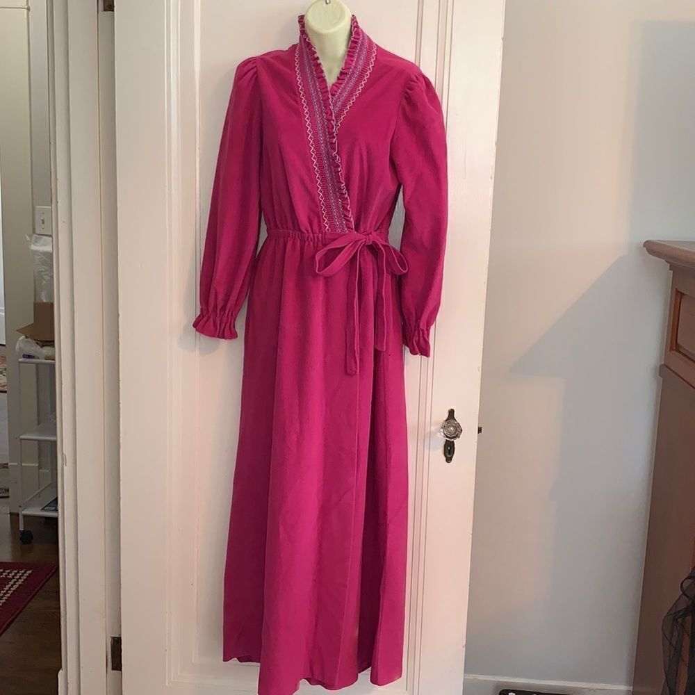 Vtgย 70s/80s At HomeโWearโ pink smocked neck fleece wrapโrobe